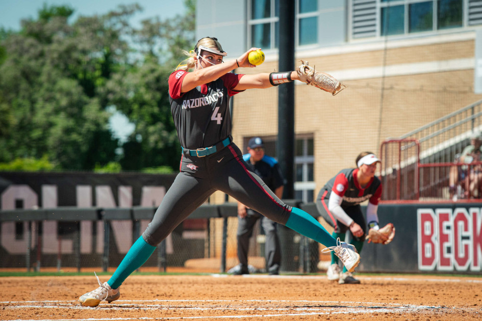 Arkansas Softball Falls 2 1 To No 25 South Carolina In Tight Game Of