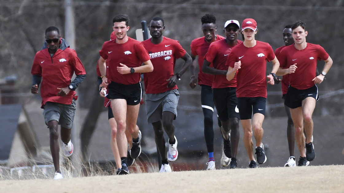 Arkansas regresa al campo a través para los campeonatos de la NCAA