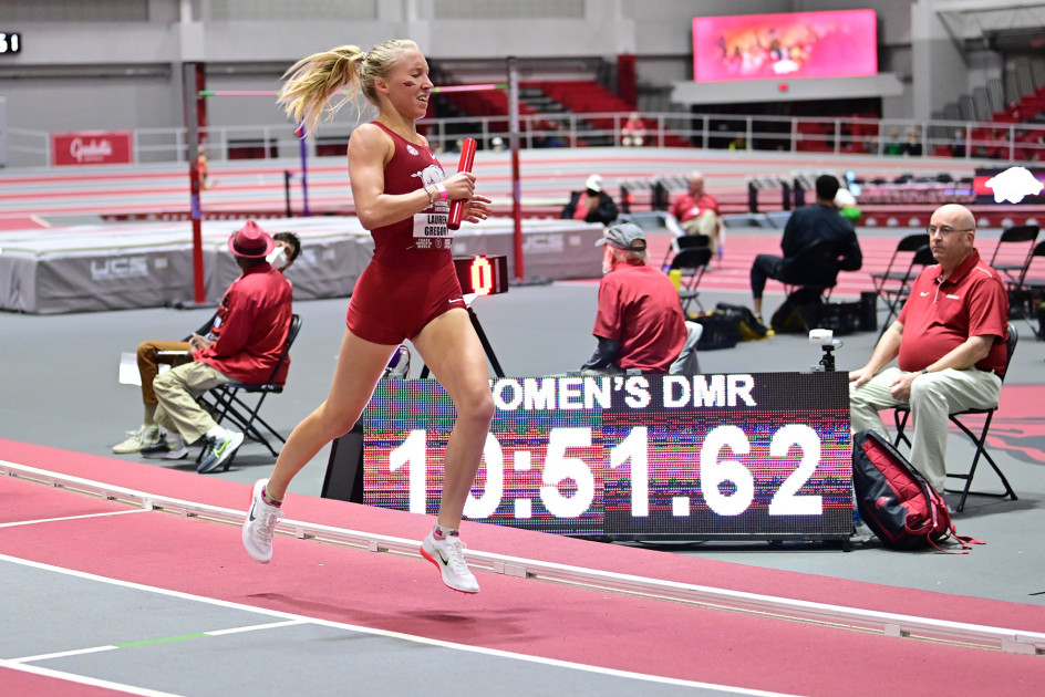 Arkansas breaks DMR school record in Razorback Invitational - Vimarsana News