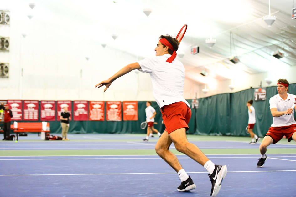 Manuel Clutch Down the Stretch, Hogs Prevail over Mississippi St. - Vimarsana News