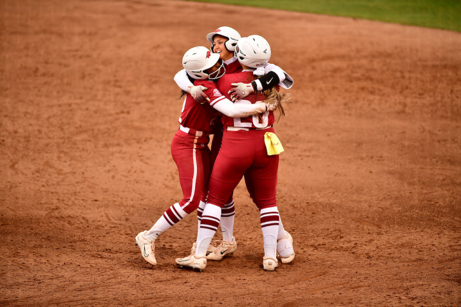 Arkansas Hangs Tough, Sweeps Doubleheader - Vimarsana News