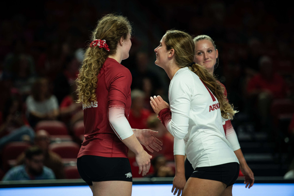 Arkansas volleyball team goes undefeated on day one of University Plaza Invitational