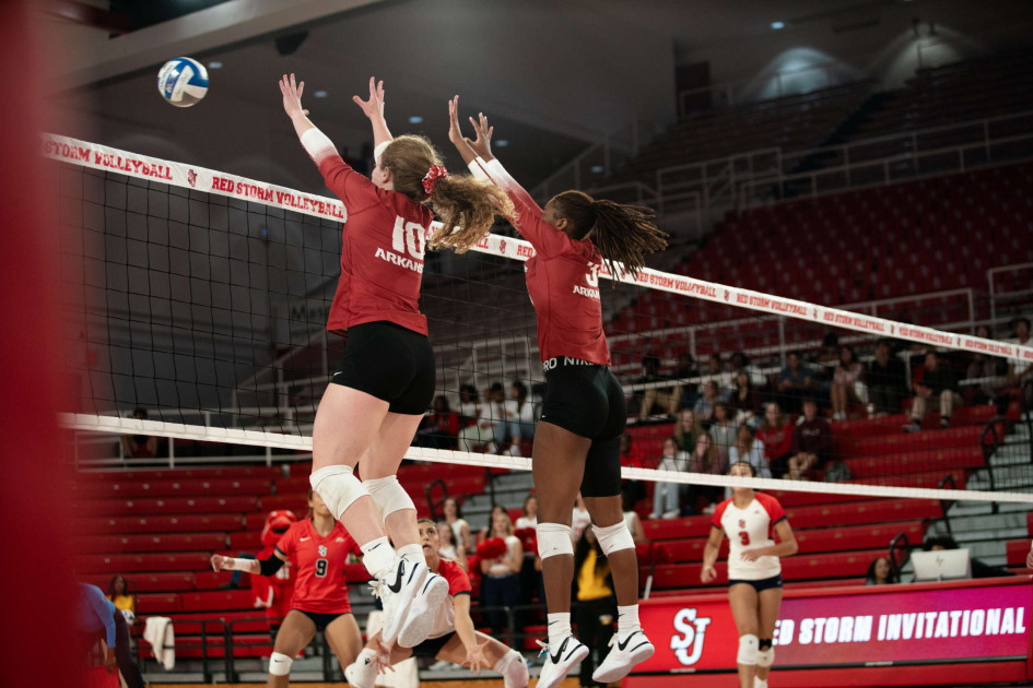 No. 16 Arkansas Volleyball Team Sweeps Queens, St. John's, and Buffalo ...