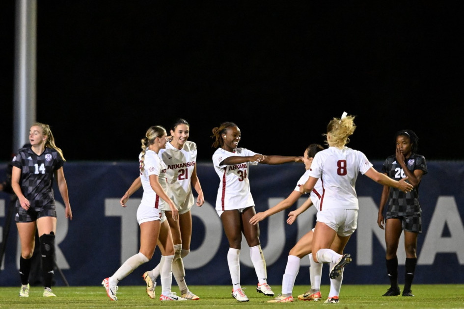 Hogs Keep it Moving, Advance to SEC Tournament Finals - Vimarsana News