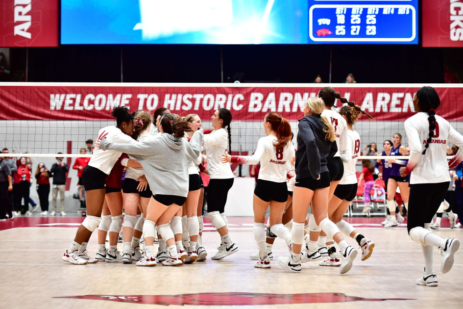 Hogs Defeat Frogs to Advance To First Sweet 16 Since 1998 - Vimarsana News