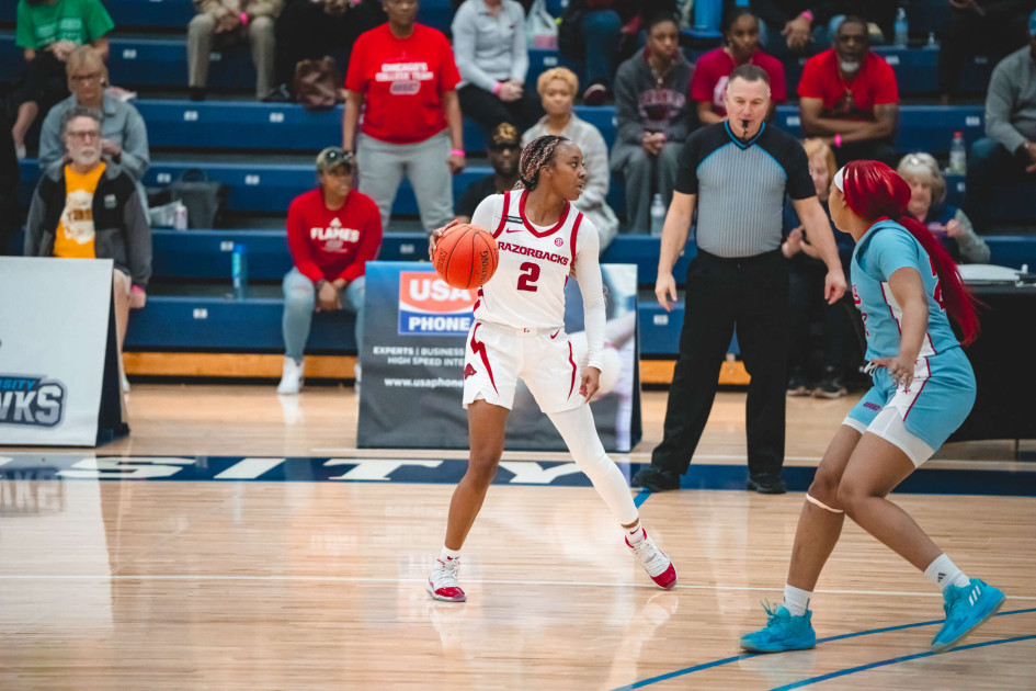 Arkansas Women's Basketball Team Dominates UIC with 6658 Victory at