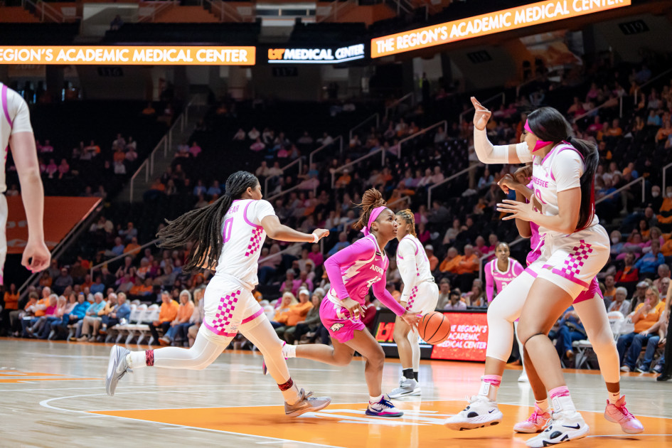 Hogs Suffer First Consecutive Losses, Fall at Tennessee - Vimarsana News
