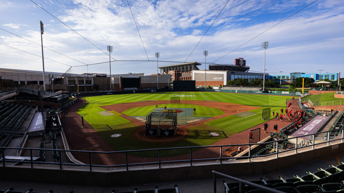 #3 Arkansas Concludes Regular Season at #5 Texas A&M with SEC Western Division Title at Stake - Vimarsana News