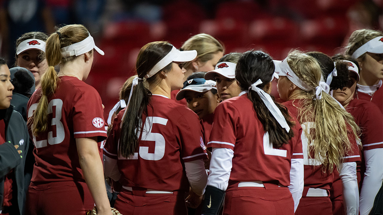 No. 20 Razorback Softball Drops Middle Game at No. 9 Alabama Arkansas