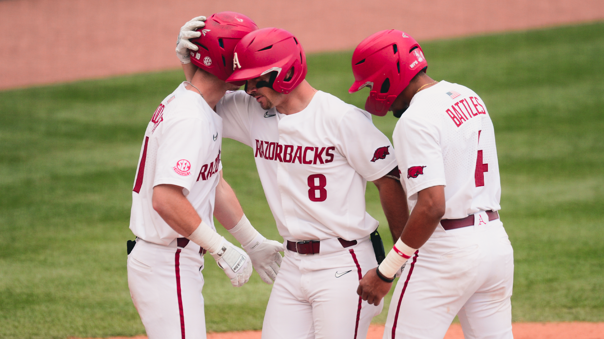 Hogs Hit Five Homers, Hold Off Highlanders in Regional Opener Arkansas Razorbacks