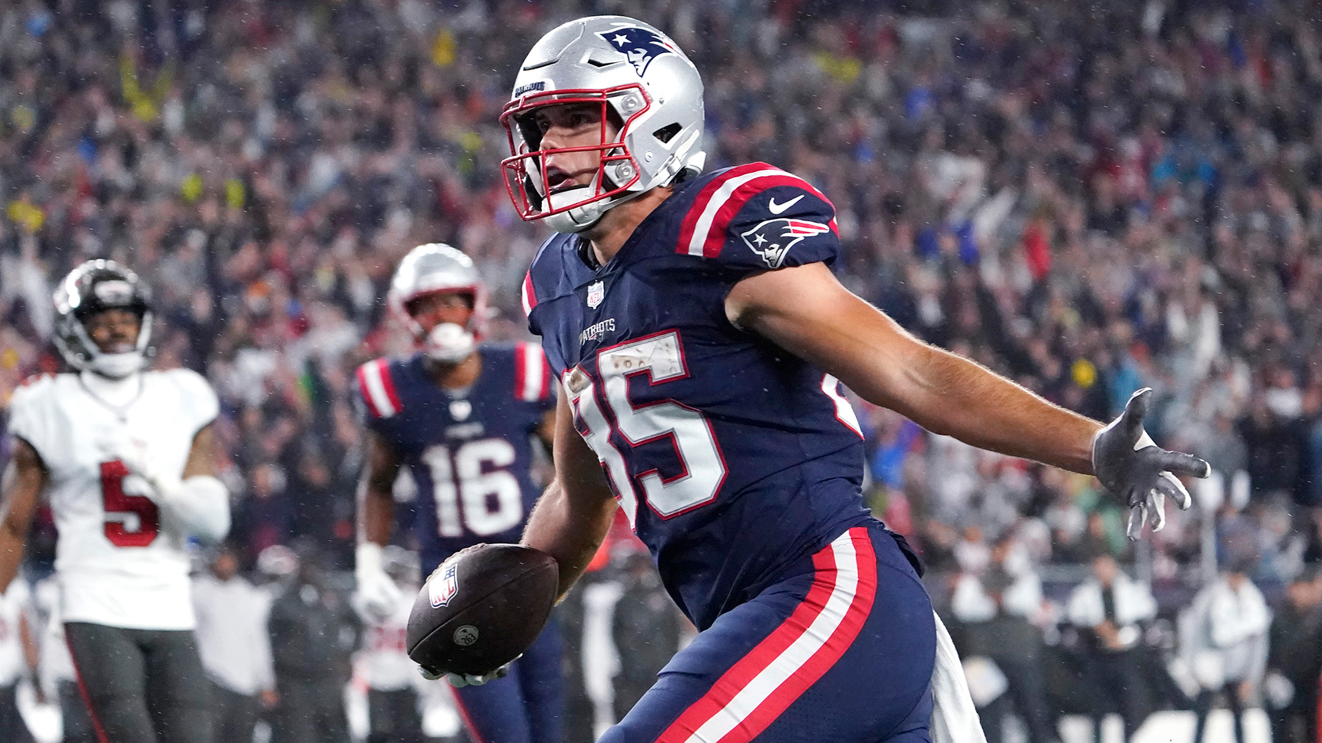 Welcome Back, Arkansas Razorback: Patriots Re-Sign Defensive End Trey  Flowers - Sports Illustrated New England Patriots News, Analysis and More