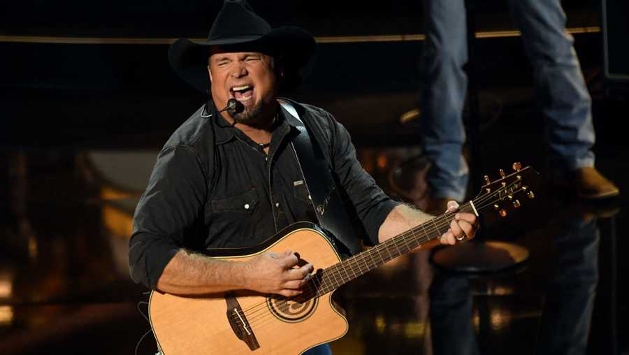 Garth Brooks Concert Tickets On Sale Friday Arkansas Razorbacks