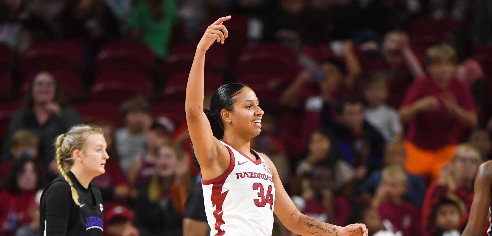 Razorbacks get 34 points from Chrissy Carr to ignite fourth