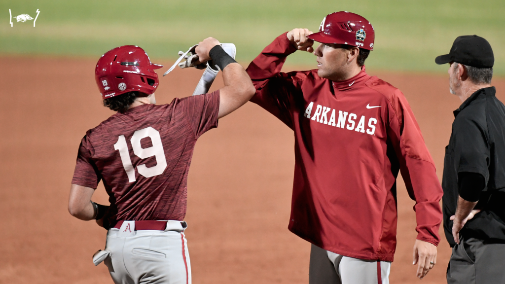 Arkansas defeats Baylor 1-0, advances to College World Series -  Fayetteville Flyer