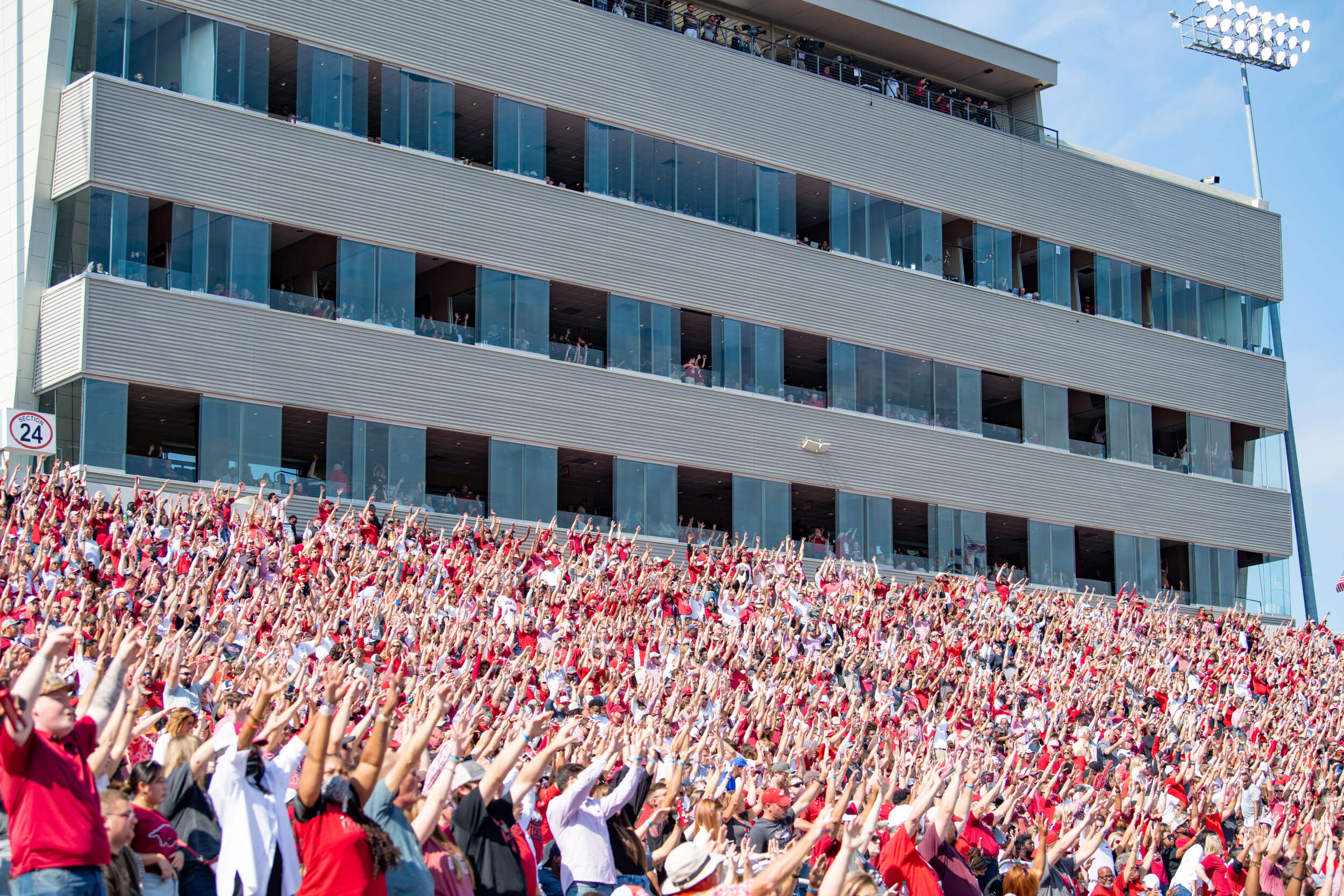 Final score and recap: Arkansas blows away WCU to start 1-0