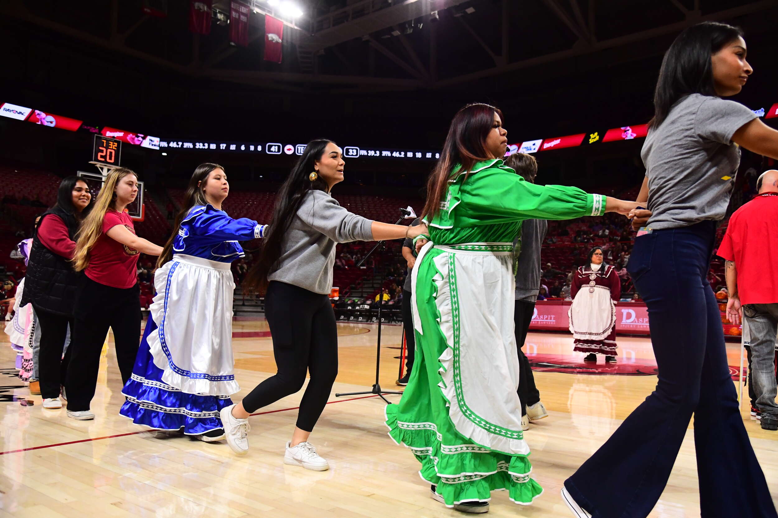 VIDEO: Choctaw Youth Halftime Friendship Dancing on NAHM Night | Arkansas  Razorbacks