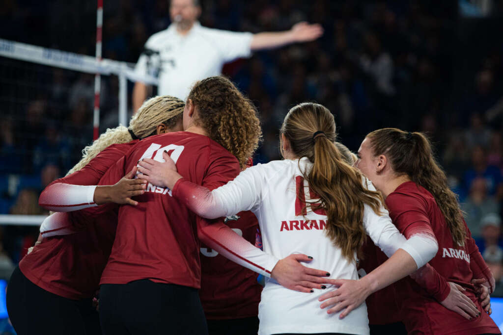 Hogs Swept by Wildcats in Final Road Match