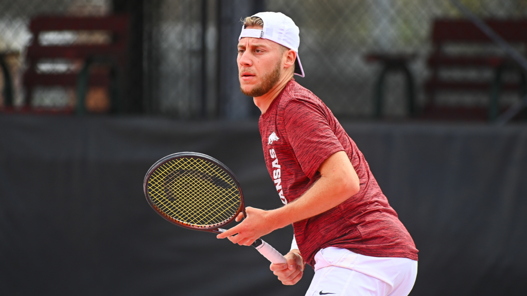 No. 41 Arkansas Splits Road Doubleheader to Close Regular Season