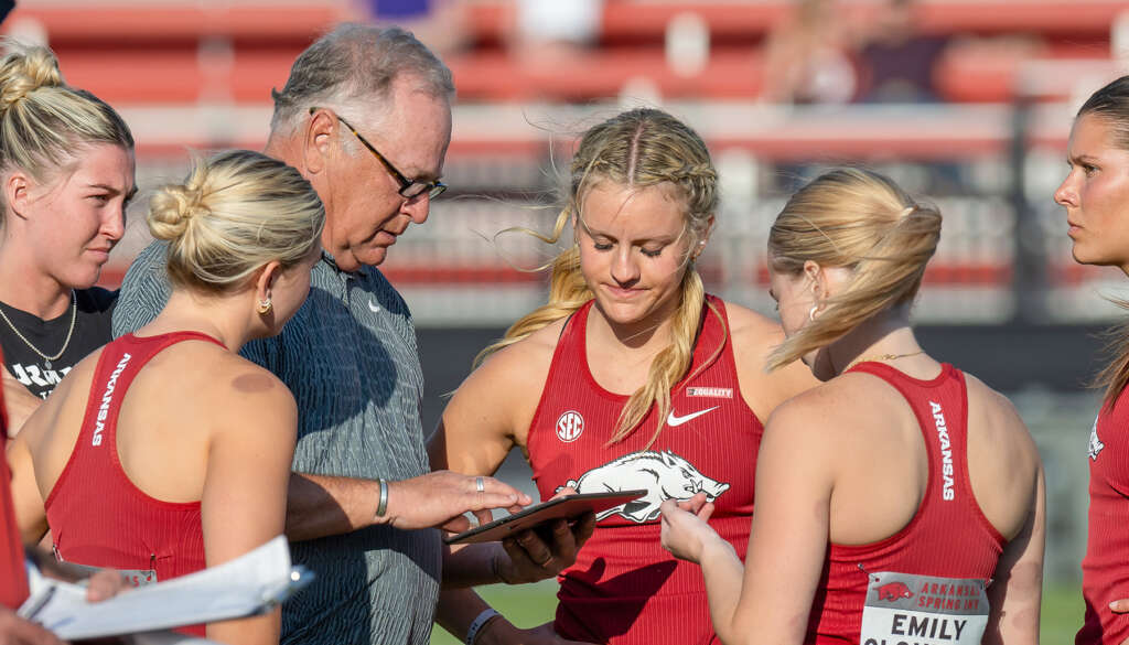 Arkansas assistant coach Bryan Compton announces retirement
