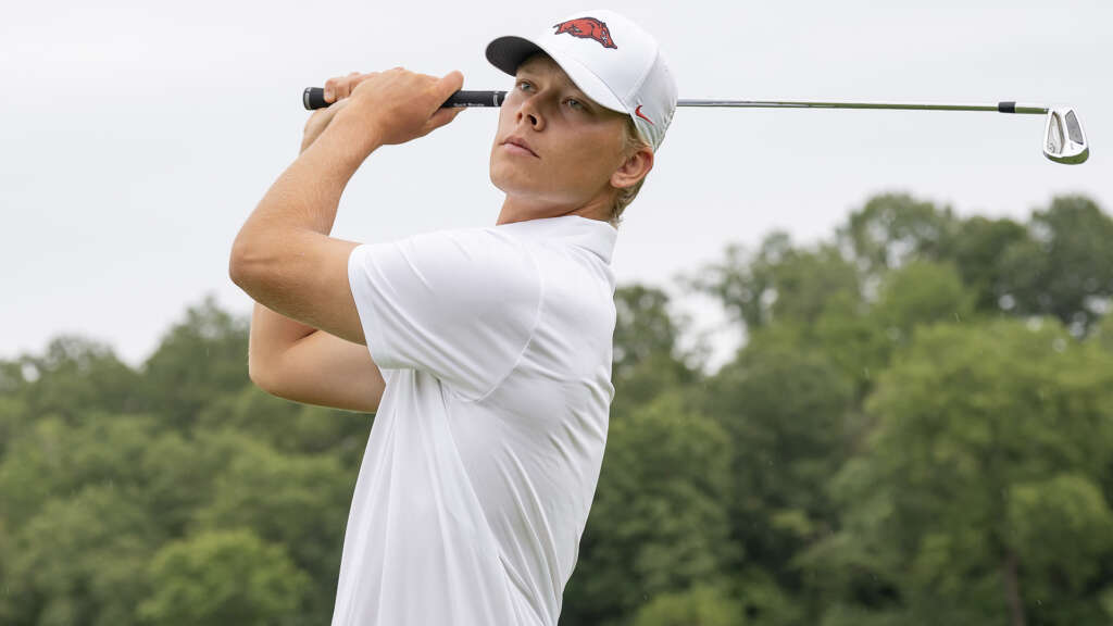 #8 Arkansas Leads After Opening Round in Spring Opener