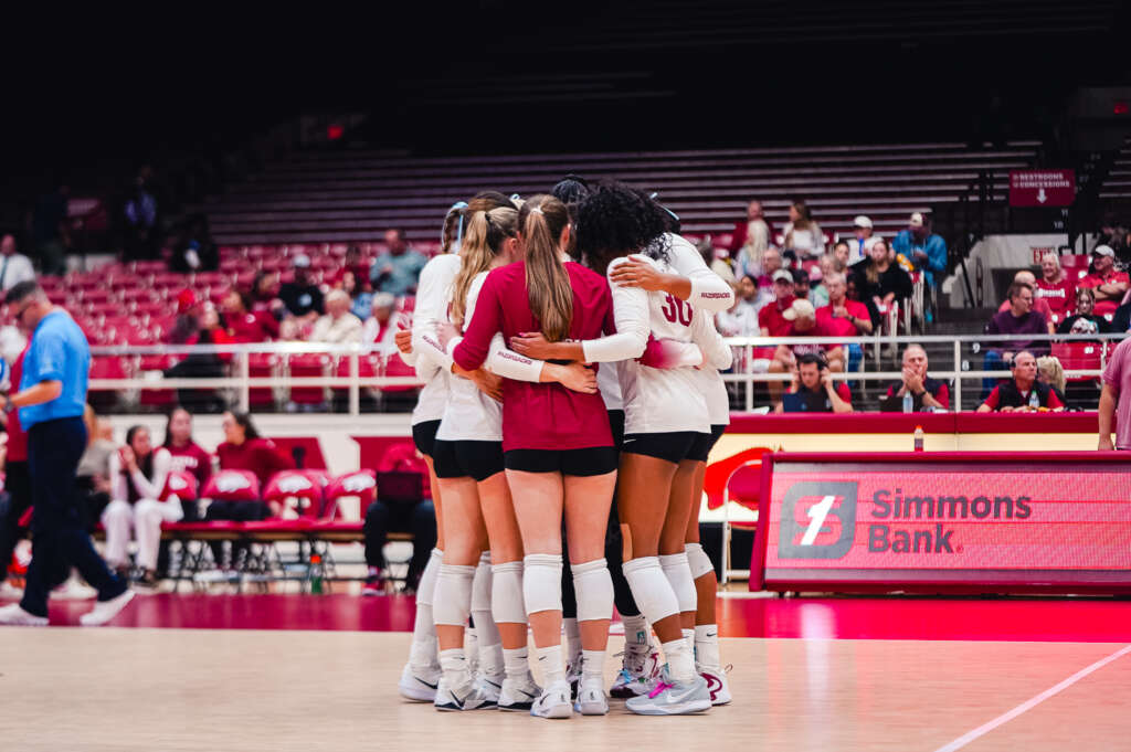 Tide Wash Out Hogs in Four Sets on Wednesday