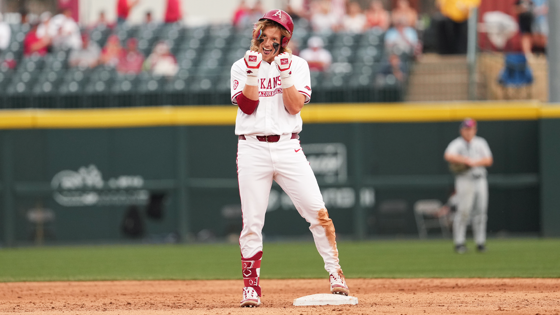 #6 Arkansas Hammers Oral Roberts in Midweek Win at Baum-Walker Stadium