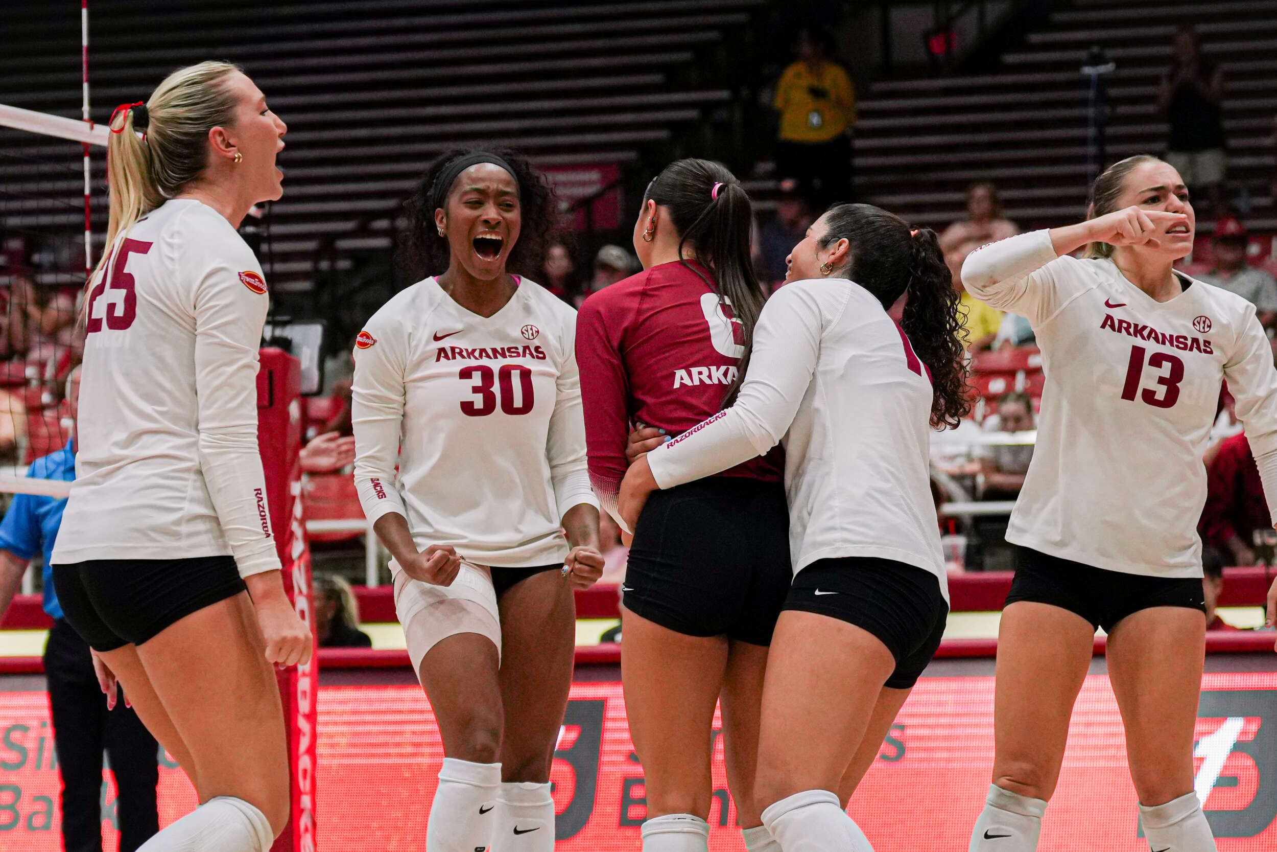 Razorbacks Take Down Roadrunners in Four at Barnhill