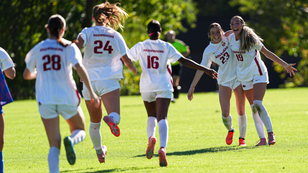 Late Goal Lifts Arkansas Past Florida, 2-1